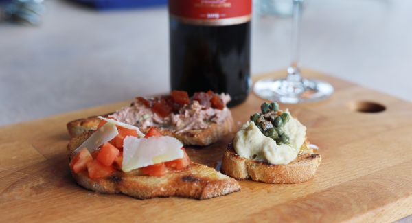 Allsidige og enkle bruschetta med Sangiovese