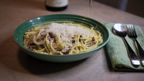 Pasta carbonara med fyldig Barbera